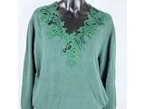 un pull vert pour femme, orné de dentelle verte au niveau du col