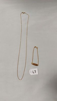 deux colliers en or ornés d'une lettre « f » et un collier en or sur lequel figure une lettre « f »