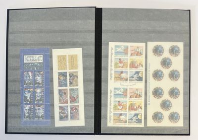 la photo d'un livre avec des timbres
