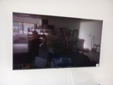 une télévision à écran plat accrochée au mur dans un salon