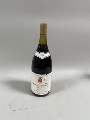 deux bouteilles de vin posées l'une à côté de l'autre sur une table