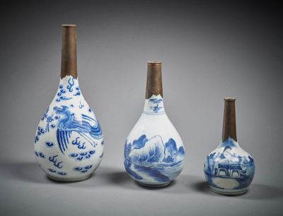 CHINE Suite de trois soliflores en porcelaine et col en méta… - Photo 1