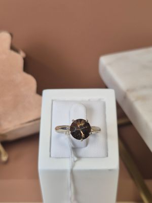 une bague qui se trouve dans une boîte sur une table