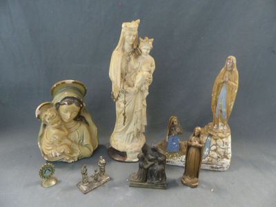 un grand nombre de statues posées sur une table