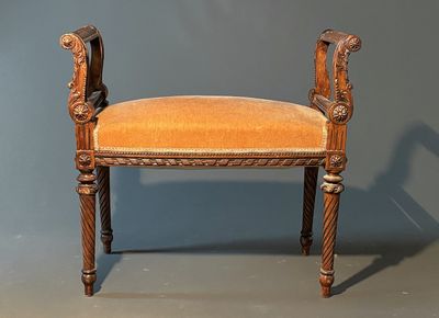 un vieux banc en bois avec une assise rembourrée jaune