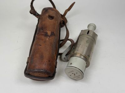 deux objets anciens posés sur une surface blanche