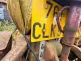 une plaque d'immatriculation jaune posée à l'arrière d'un camion