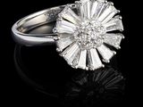 une image d'une bague en diamant sur une surface noire