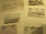de nombreuses vieilles photos exposées sur la table