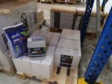une pile de boîtes sur une palette dans un entrepôt