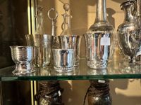 Collection de 3 timbales et deux coquetiers en métal argenté