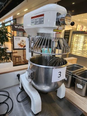 un mixeur posé sur une table dans un magasin