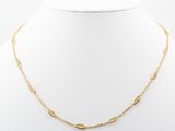 un collier en or sur un mannequin