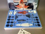 une boîte contenant un modèle de voiture de course