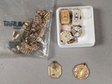 une boîte contenant plusieurs montres et une pièce de monnaie