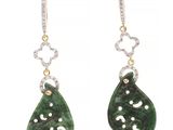 une paire de boucles d'oreilles en jade vert et diamants
