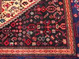 un tapis oriental orné d'un motif rouge et bleu sur fond bleu