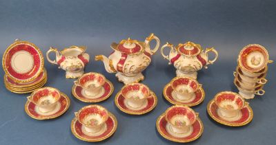 de nombreux types de théières et de soucoupes sur la table