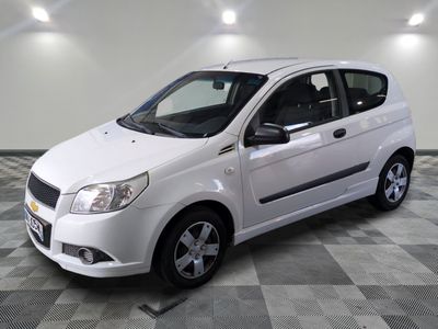 la photo d'une petite voiture blanche garée dans un garage
