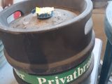 un fût de bière posé sur une table