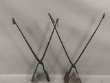 une paire d'outils de jardinage anciens en fer sur fond blanc