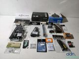 tout un tas d'appareils électroniques posés sur une table