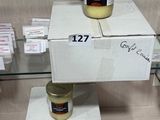 deux bocaux de conserve posés sur des cartons