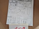 un bout de papier posé par terre sur lequel figurent des instructions