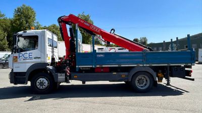 un camion bleu équipé d'une grue rouge à l'arrière