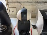 une cafetière et un moulin à café posés sur un plan de travail