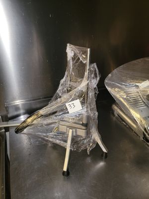deux chaises emballées dans du plastique, posées sur une table