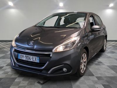 la voiture grise est garée dans le garage sur le sol en damier