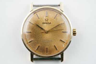 une montre posée sur une surface blanche
