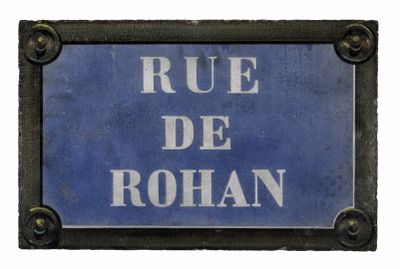 a blue sign that says rue de rohan on it
