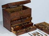 une petite boîte en bois avec un tiroir rempli d'outils