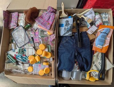38 / 1 palette de 240 kg de mix ( pinceau, éponges, je…