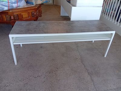 un banc blanc placé au milieu d'une pièce