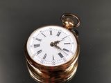 une montre de poche en or avec des chiffres romains