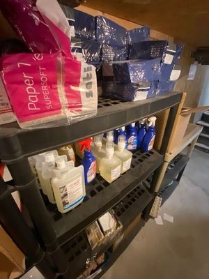 de nombreuses bouteilles de produits d'entretien sur une étagère dans une pièce