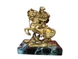 statue d'un homme à cheval avec un chien sur un socle en marbre