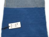 une couverture bleue et grise avec une étiquette