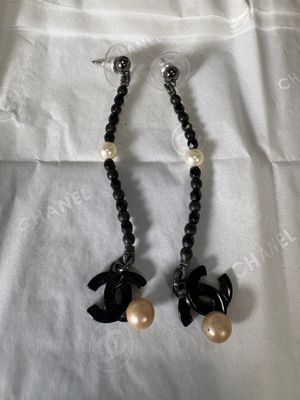 deux paires de boucles d'oreilles en perles noires et blanches ornées de nœuds