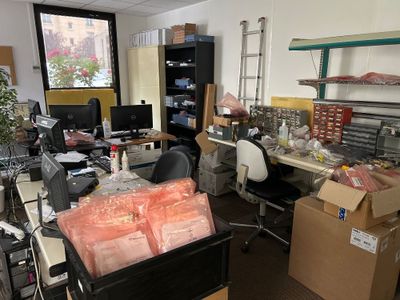 une pièce encombrée, avec des cartons par terre