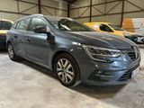 une voiture grise garée dans un garage à côté d'autres voitures