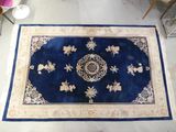un tapis bleu posé au sol dans une pièce