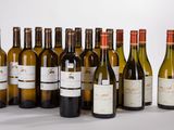 plusieurs bouteilles de vin sont alignées sur une surface blanche