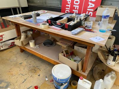 - 1 établi en bois 200x130cm avec étagère