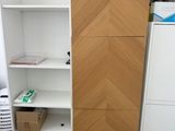 une grande armoire en bois avec des étagères dans une pièce