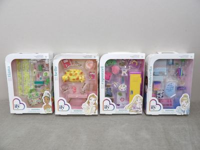 Quatre boîtes de jouets sont alignées sur une table.