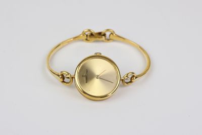 une image représentant une montre en or entourée d'une chaîne